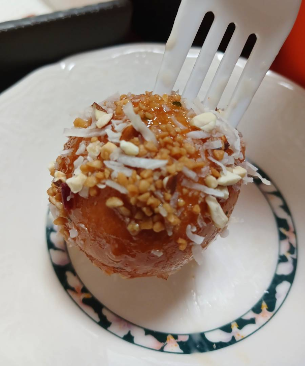 크런치즈볼 하나 포크로 찍다