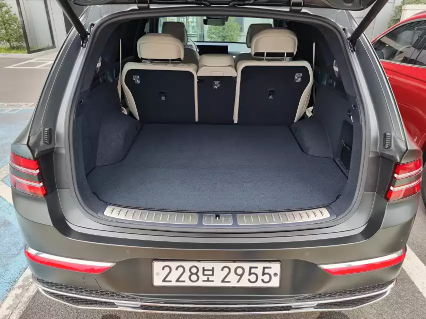 2024 GV80의 적재 공간은 이렇습니다.