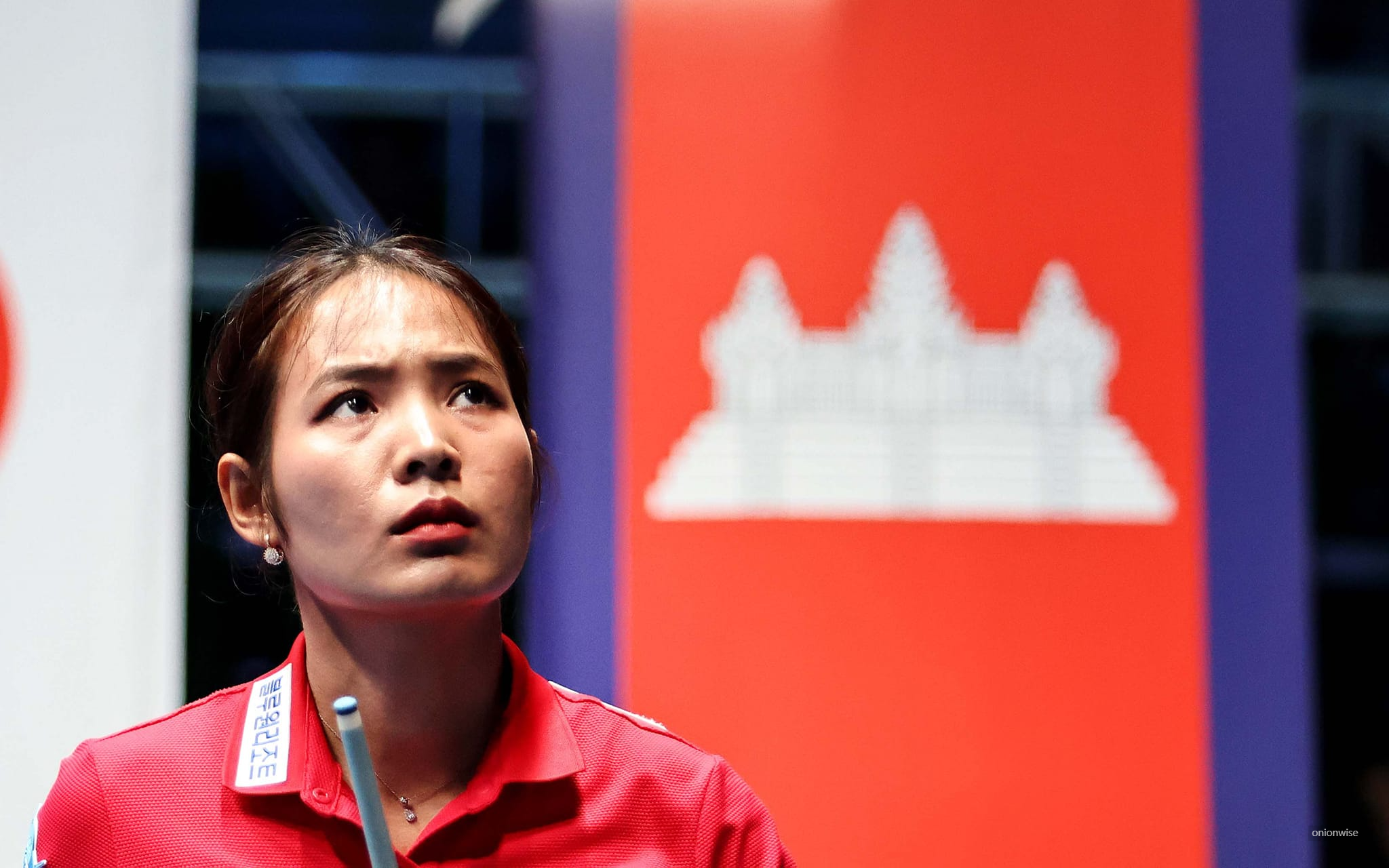 스롱 피아비의 심각한 표정