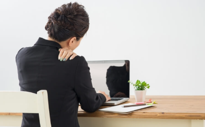 어깨가 결리는 여성