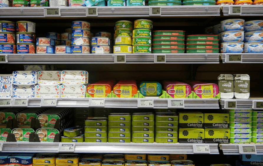 진열대에 여러가지 통조림이 놓여 있다