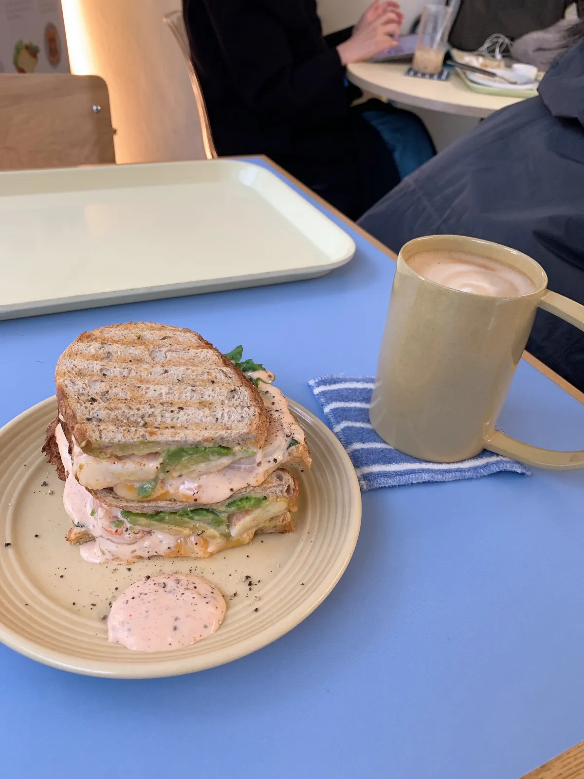 네이비카체-내부-손님