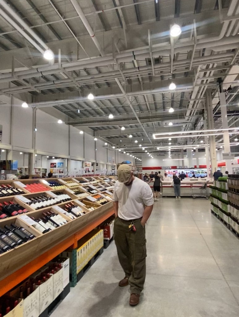 데일리룩(2025. 8. 26.)유니버셜 케미스트리 베레모 헌팅캡 베이지, 쿨탠다드 무신사스탠다드 베이직 반팔 티셔츠, 프리즘웍스 카고 팬츠 카키, 레드윙 아이언레인저 앰버하니스