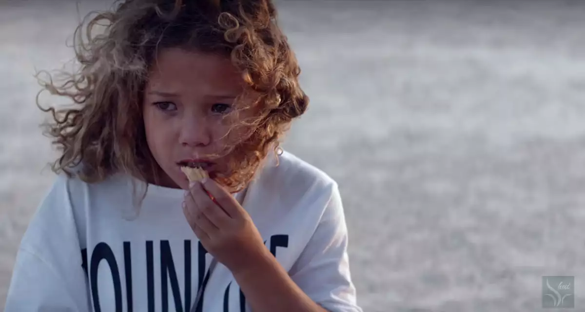 애지중지하던 토끼를 울면서 먹는 허니