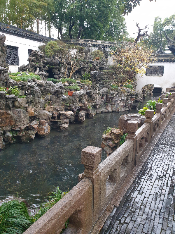 곧게 뻗은 다리는 물로 젖어 있고 옆의 물가는 빗물로 인해 수면이 흔들린다.