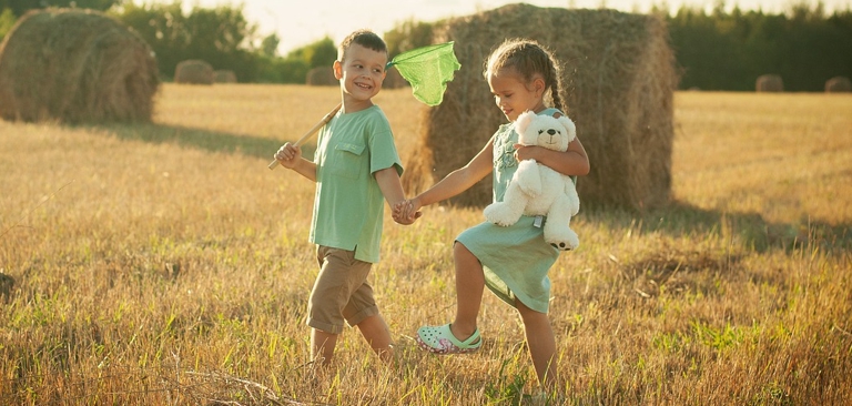 들판을 걷는 어린이 사진