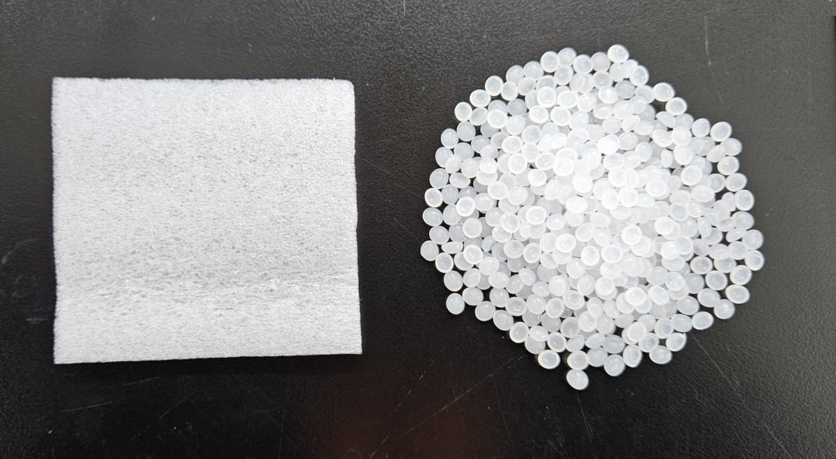 한화솔루션이 개발한 재활용 폴리에틸렌 (오른쪽)과 이를 적용한 전자제품용 포장재 샘플.