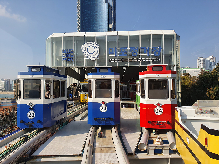 미포정거장-앞-스카이-캡슐-열차들