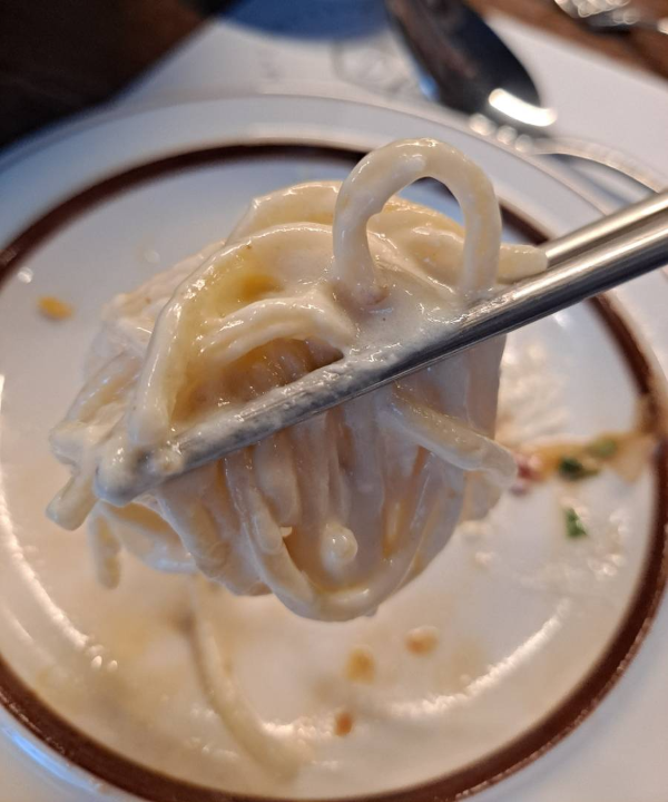 뷰66 크림파스타 한 젓가락