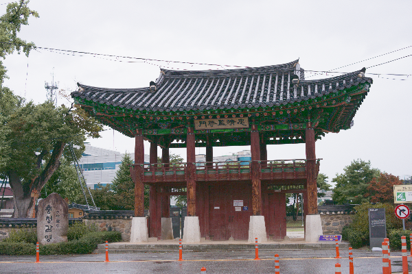 충주 감영 출입문. 2층 누각으로 되어 있다.