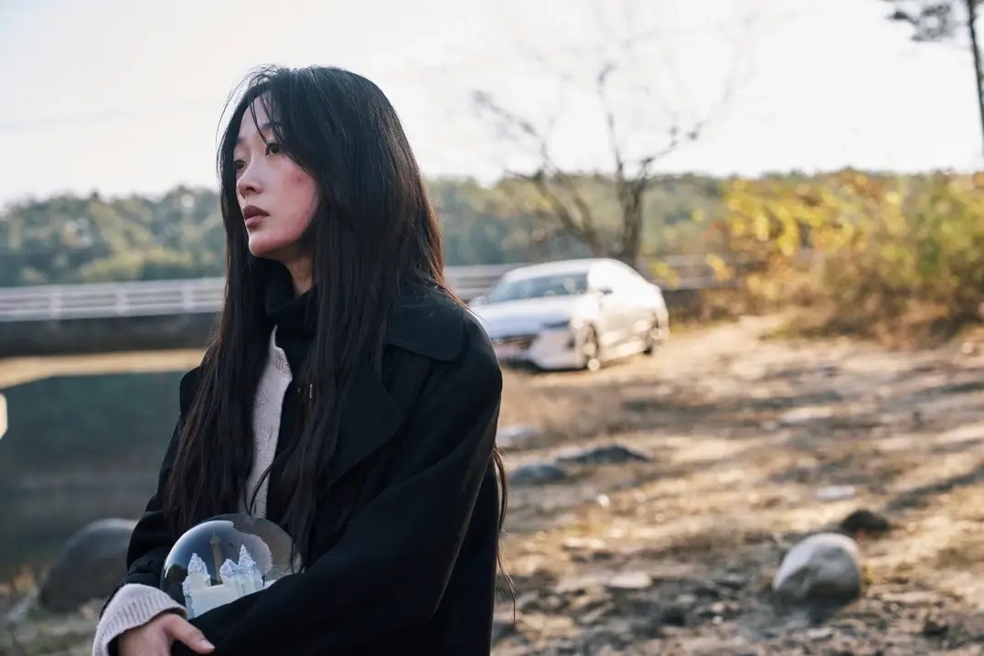 남편을 죽일 때 쓴 스노우볼을 끌어안고 있는 희수