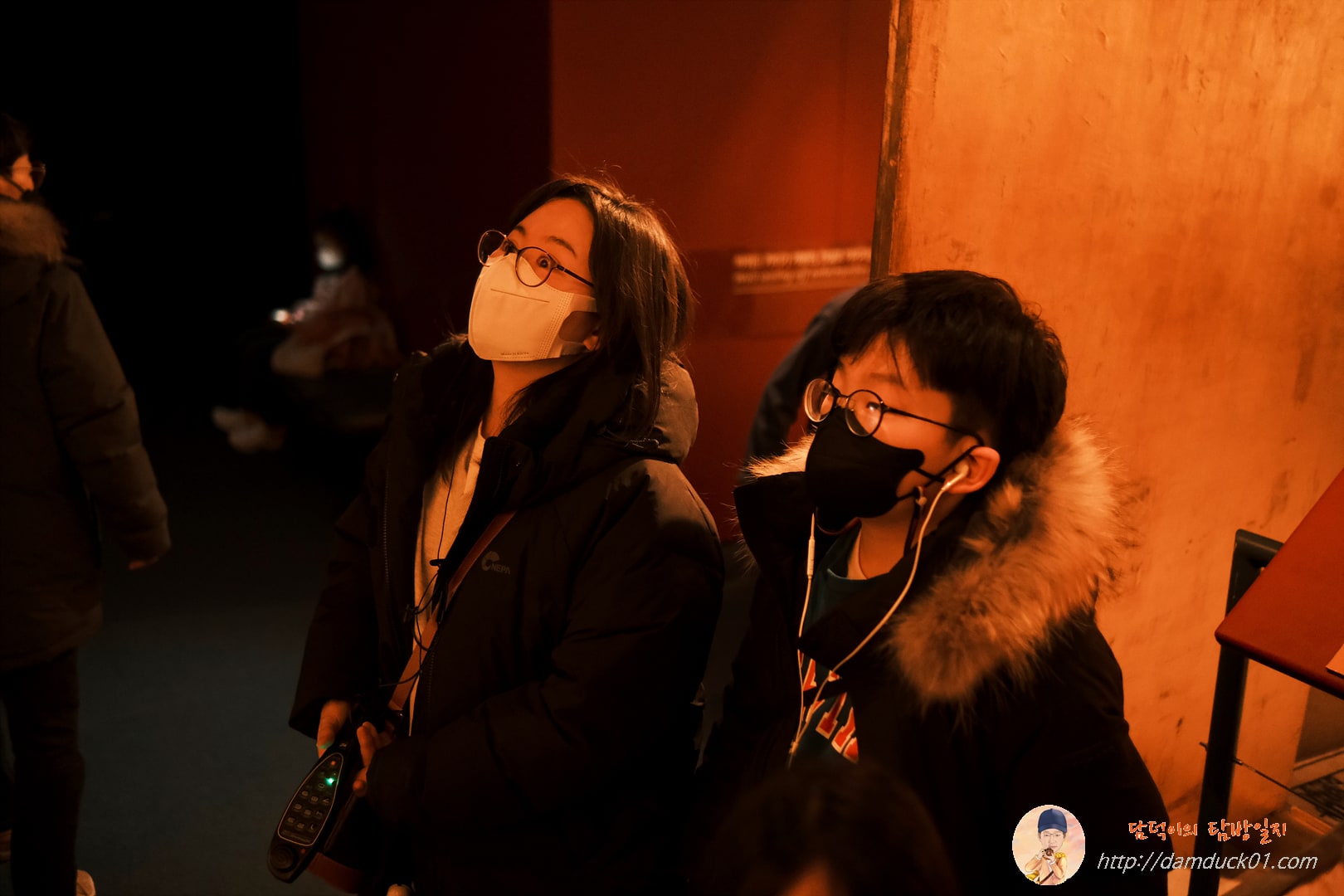 진지하게 관람중인 아내와 하람