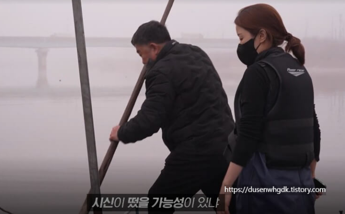 시신 수색을 위해 강물을 젓고 있는 모습