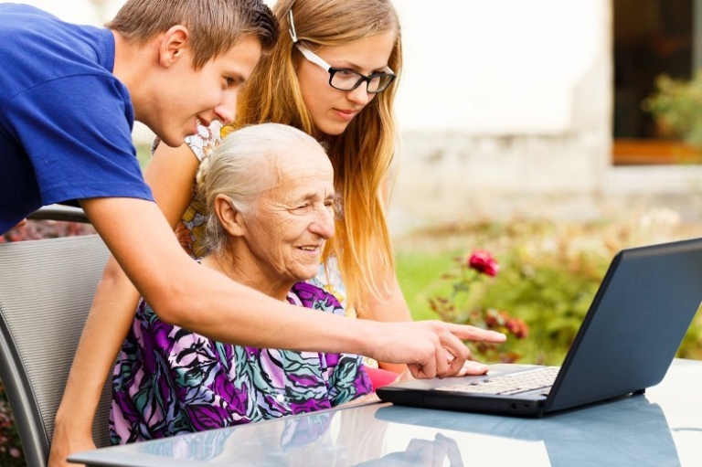 건강한 노화를 위해 사회 활동을 유지하는 것이 중요한 이유