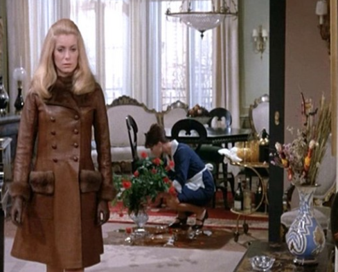 프랑스 여배우 카트린 드뇌브(Catherine Deneuve)는 입생로랑의 뮤즈로, 그녀가 영화 세브린느(Belle de Jour, 1967)에서 입고 나온 의상은 입생로랑의 대담한 디자인을 잘 보여줍니다.
