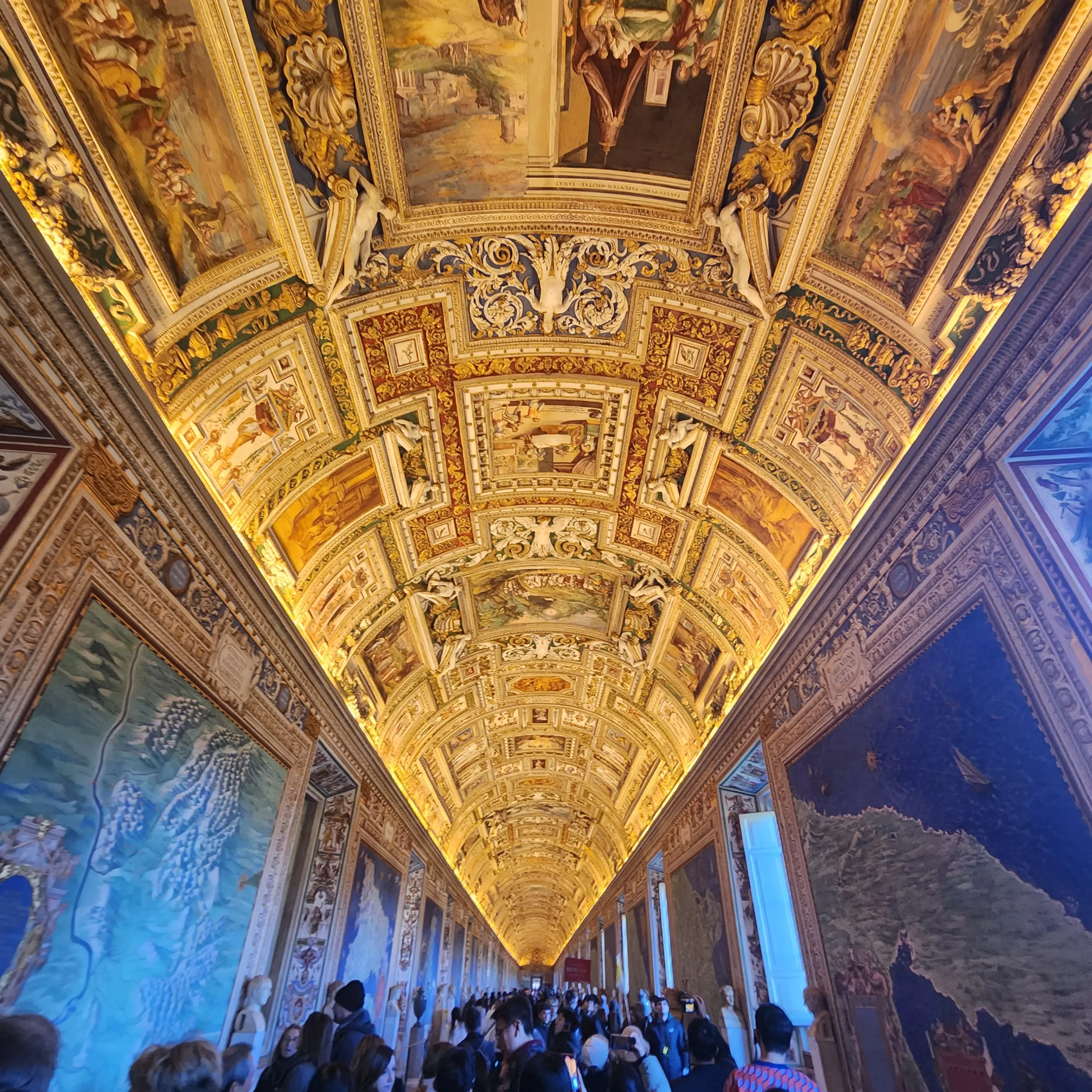 좌우-벽이-이탈리아-지도로-됨