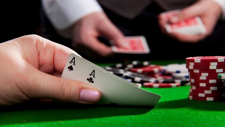 도박을-하고-있는-장면