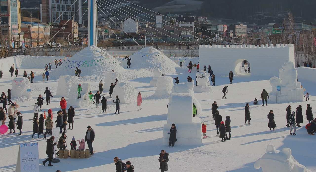 수많은 관광객들로 붐비는 눈꽃축제 메인 광장 전경이다. [ⓒ대관령 눈꽃축제 공식 홈페이지]