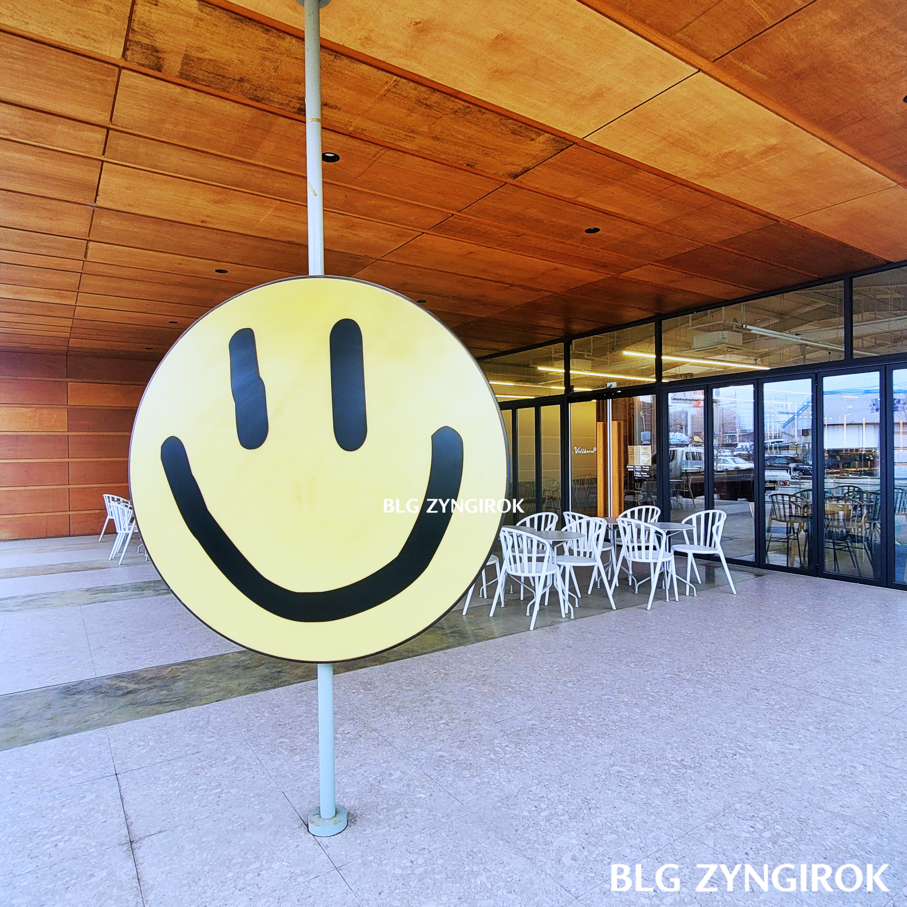 스마일 조형물이 있다.