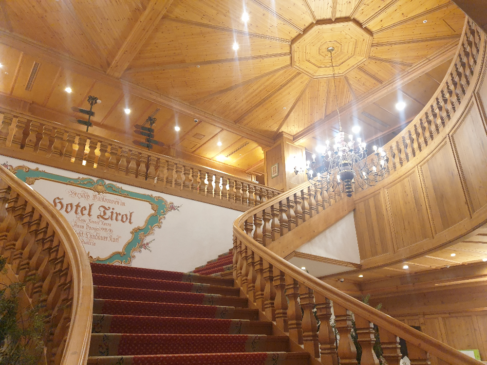 커다란 목재 계단이 2층으로 이어져있다. 샹들리에가 천정에서 내려와 고급스러움을 더한다.