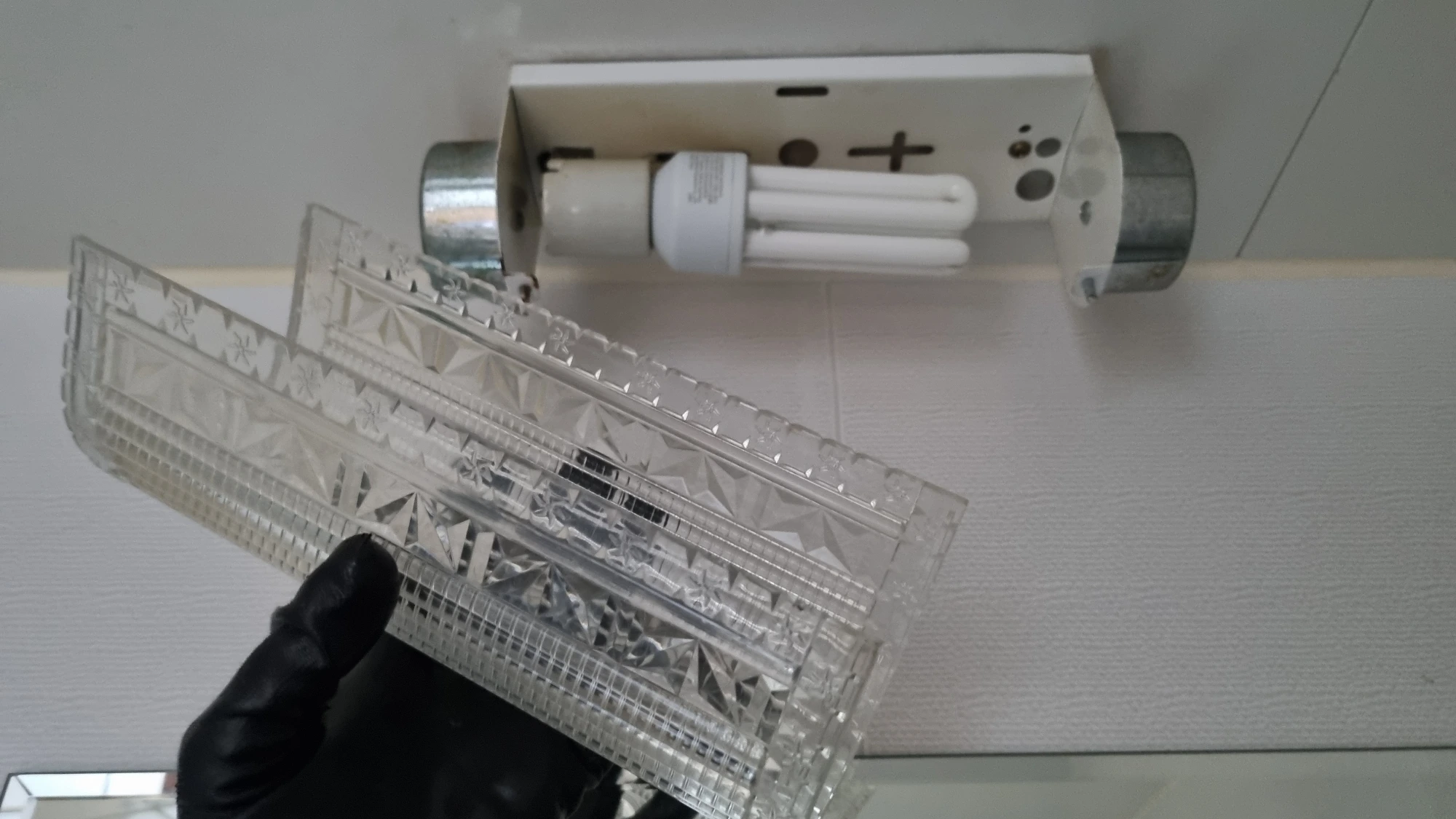 화장실 전등 커버 열린 모습