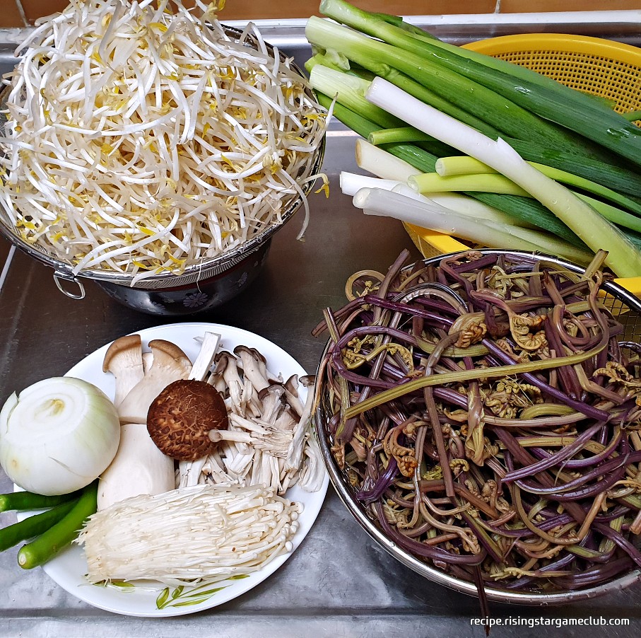 맛있는 육개장에 들어갈 각종 야채(숙주나물, 대파, 양파, 새송이 버섯, 느타리 버섯, 팽이버섯, 표고버섯 청양고추, 고사리) 사진