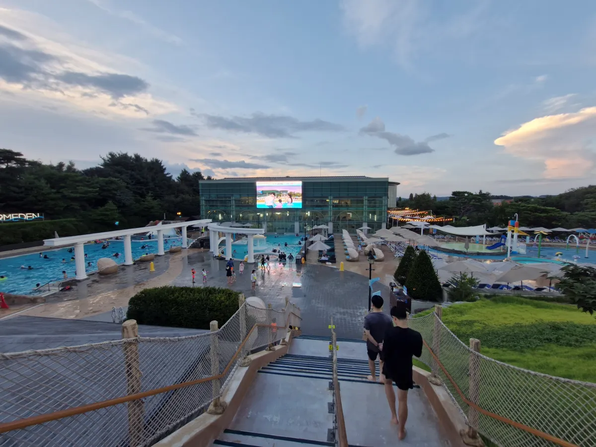 2층-계단에서-바라본-1층-전경 모습