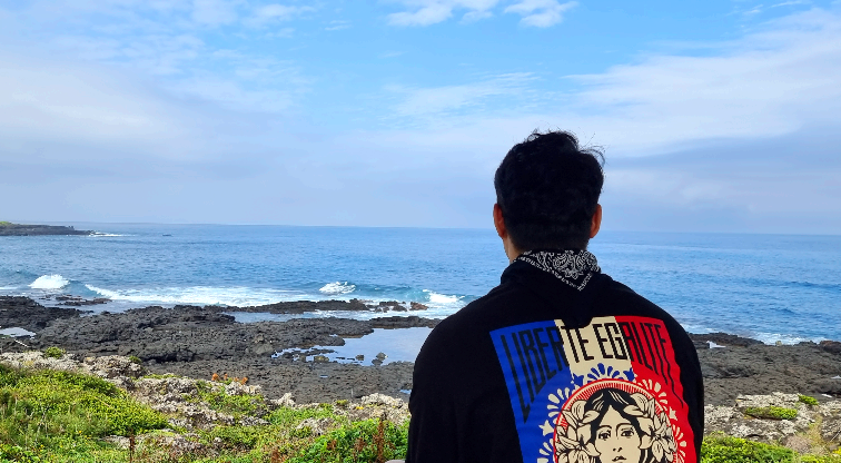 올레3코스의 지루한 길 중간 작은 정자에서 바라본 바다