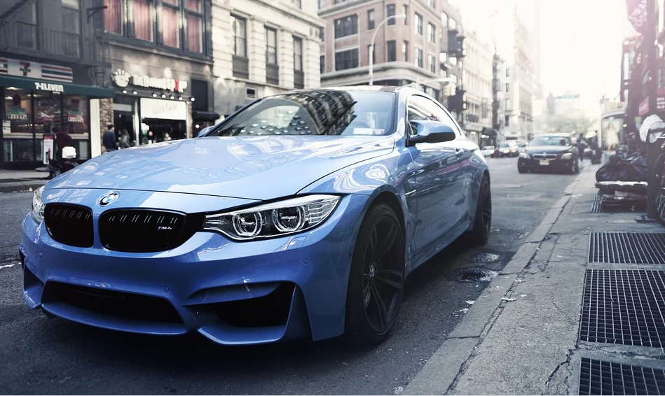 연석 옆에 평행주차 되어있는 BMW의 모습입니다.