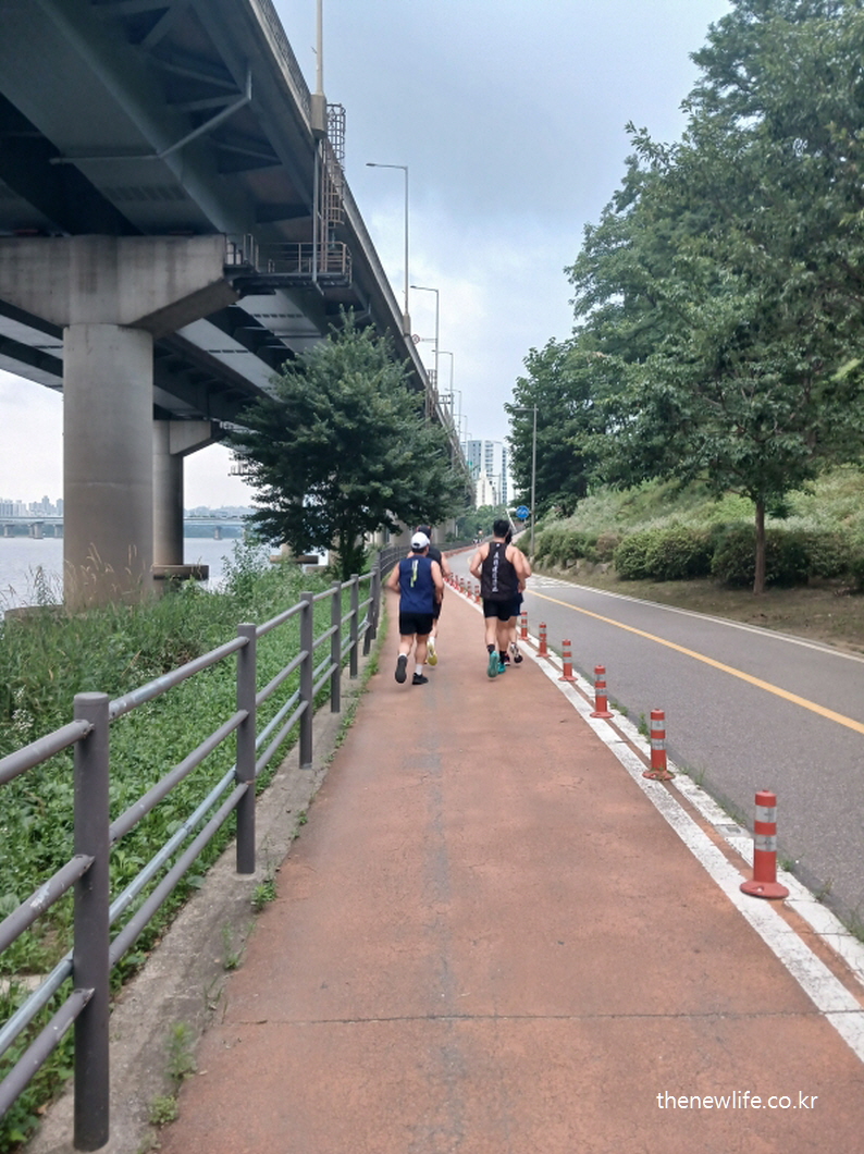 Two men jogging to build muscle and bone strength-두 남성이 근육과 뼈 건강을 위해 조깅하는 장면