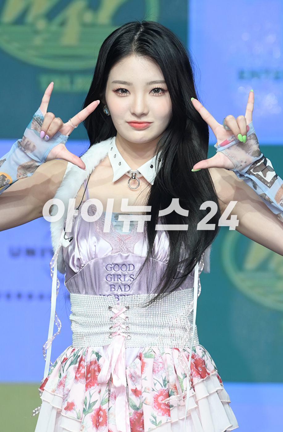 그룹 트라이비가 14일 오후 서울 강남구 청담동 일지아트홀에서 열린 트라이비(TRI.BE) 두 번째 미니앨범 'W.A.Y(웨이)' 발매 쇼케이스에서 타이틀곡 '위 아 영' 무대를 선보이고 있다.