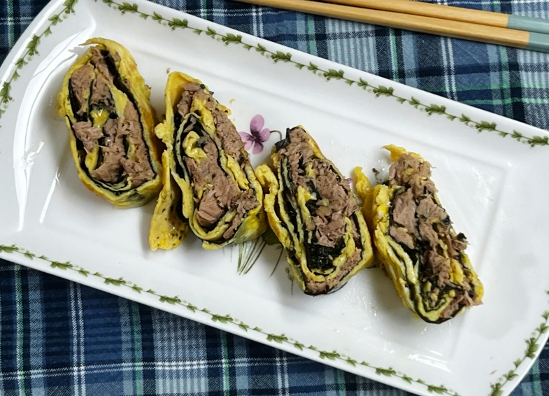 칼이 잘 들지 않아 울퉁불퉁하게 잘린 계란말이