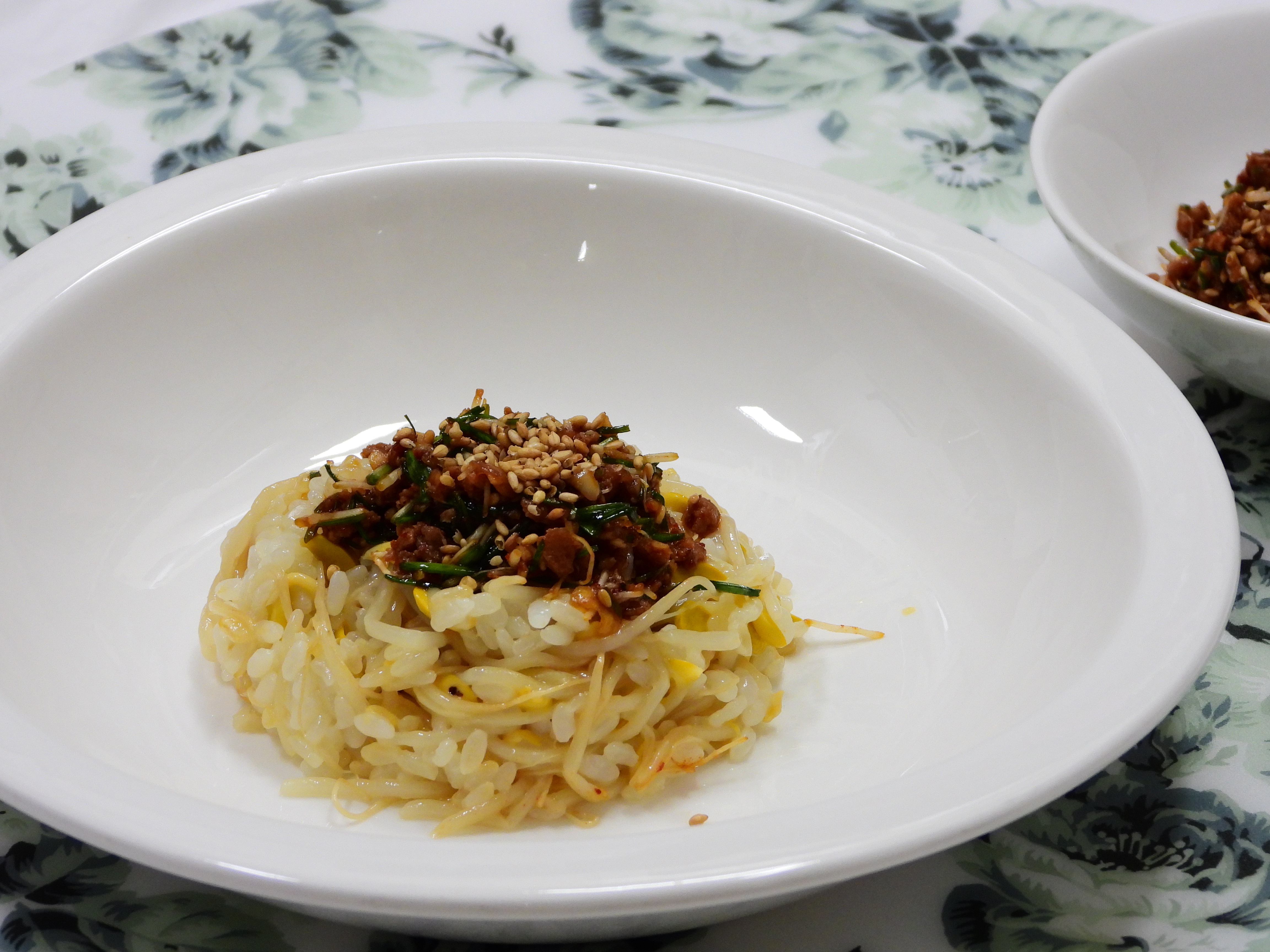 콩나물밥에 달래장 넣고 비벼 먹기