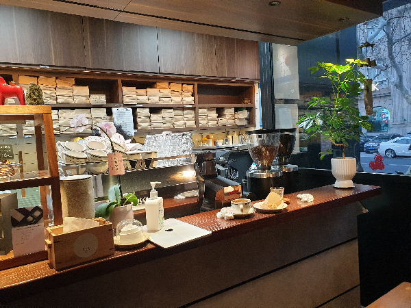 커피 패키지 때문에 약방처럼 보이는 카운터 뒷 편