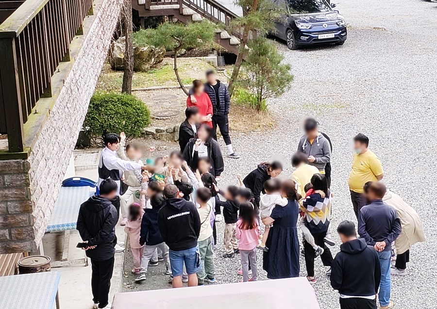 설명을 듣고 있는 사람들