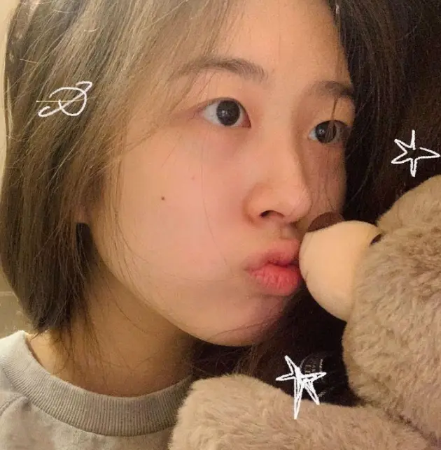 싱어게인3- 머리를 풀어헤치고 베이지색 곰인형과 뽀뽀하고 있는 68호