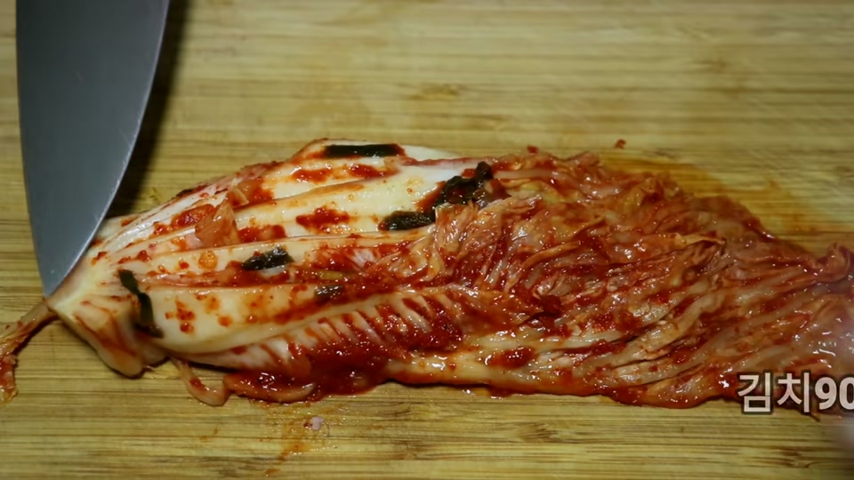 김치를 잘게 써는 장면