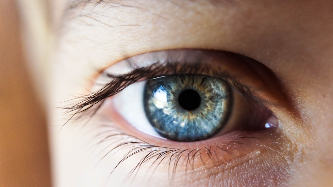 '눈' (eye)