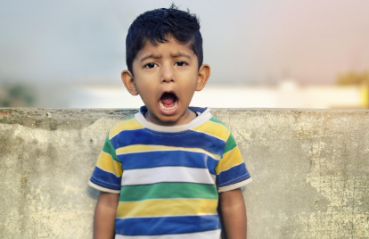 시끄럽게 소리지르는 아이