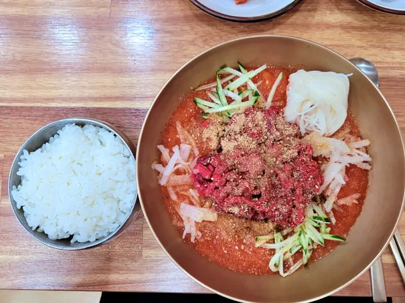 토요일은 밥이좋아 토밥 국내산 4대째 90년 전통 한우 육회 물회, 경주식 한우물회, 비빔밥, 석쇠 불고기 경주 보문단지 동궁원 맛집 추천 토밥즈 방송정보
