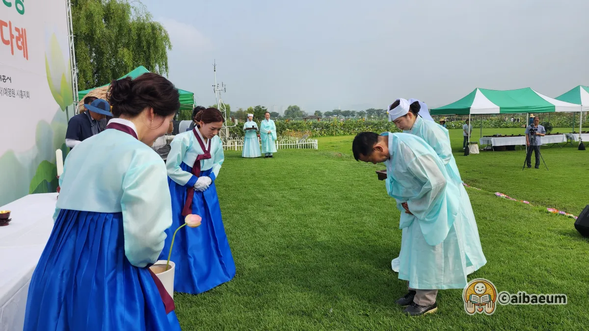 봉행_초헌례를 -올리고-있다