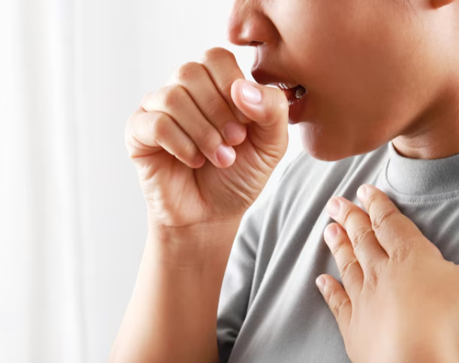 알러지 때문에 기침을 참고 있는 사람의 이미지