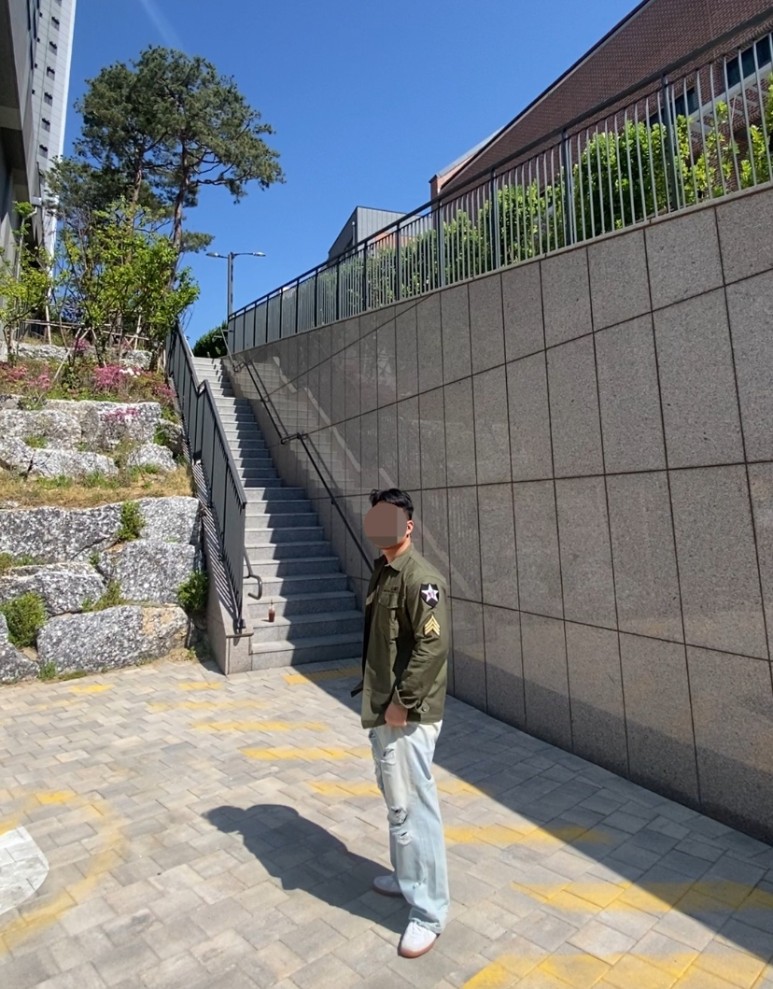 데일리룩(2024. 5. 3.) OG-107 존레논 셔츠 워크웨어 자켓 밀리터리, 구제 카키 티셔츠, 에러스익셉티드 데미지진 디스트레스드 데님팬츠, 푸마 독일군 아미 트레이너 뮬