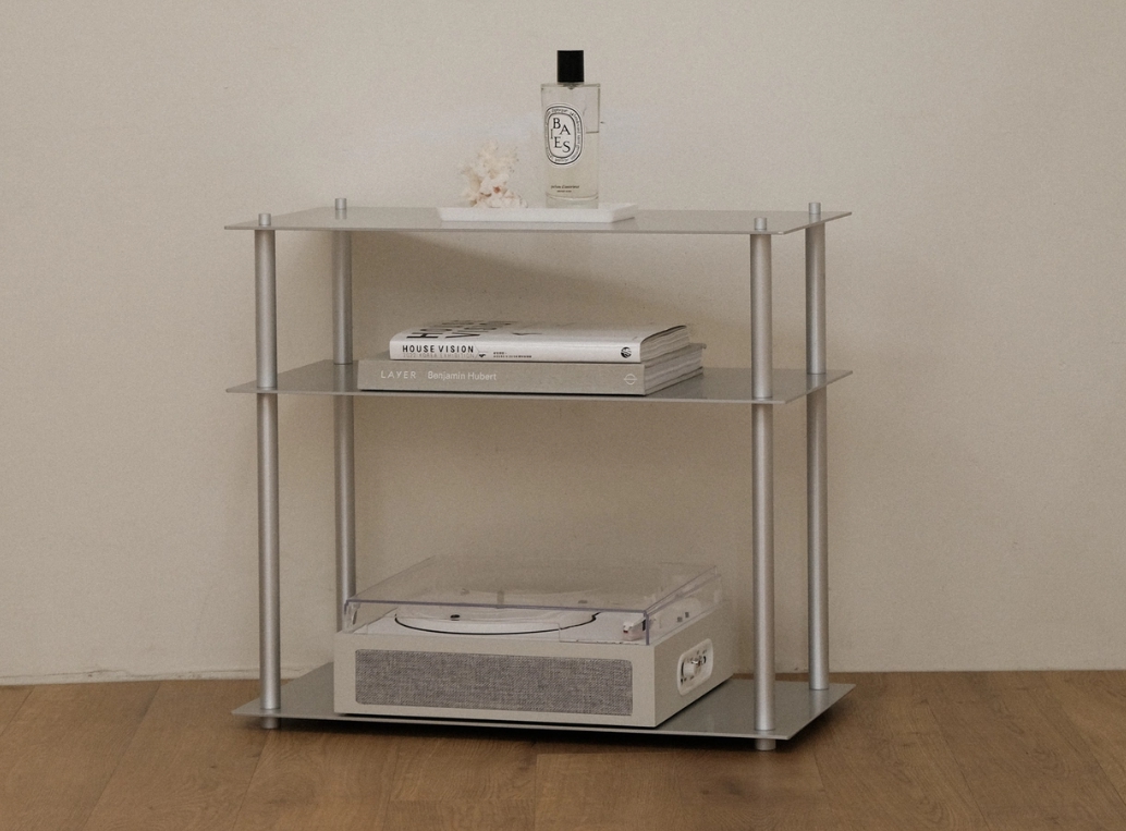 알루미늄 프레임의 2단 선반과 책, 오디오 플레이어로 구성된 감성 금속 가구