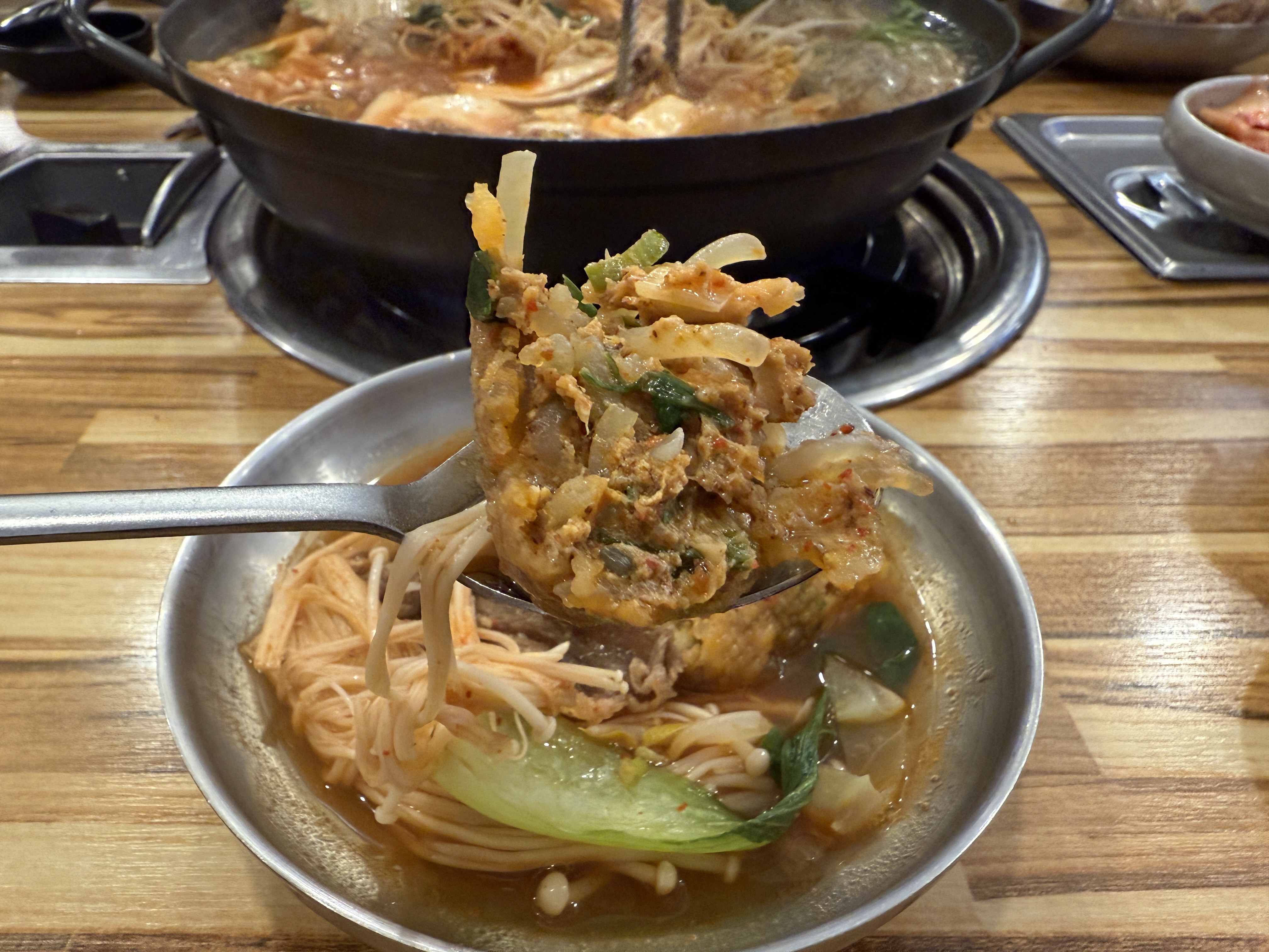 1인 13,000원 가격에 만두전골과 소기기 샤브, 계란죽까지