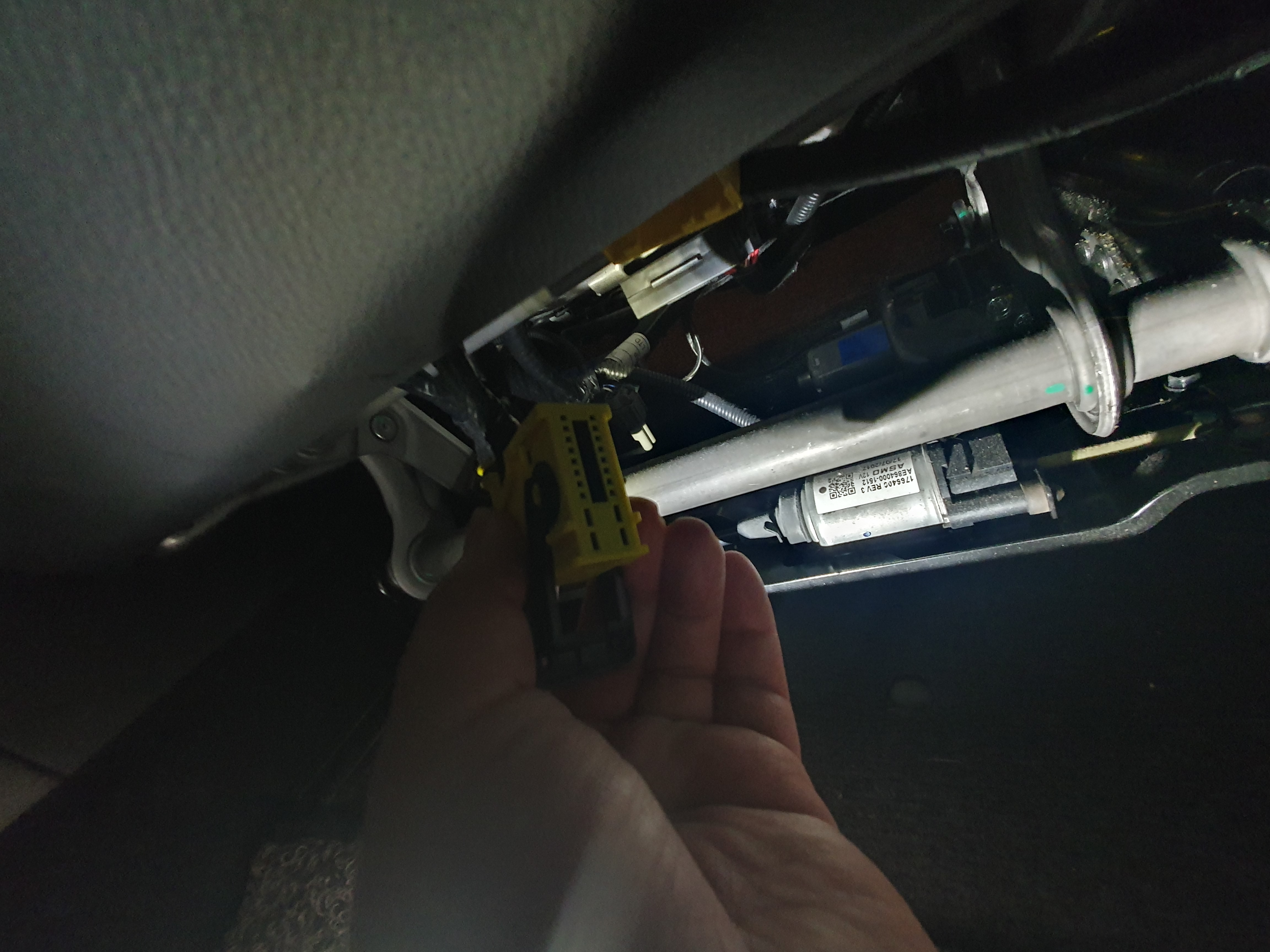 구멍에 접점 부활제 BW-100을 뿌려줍니다.