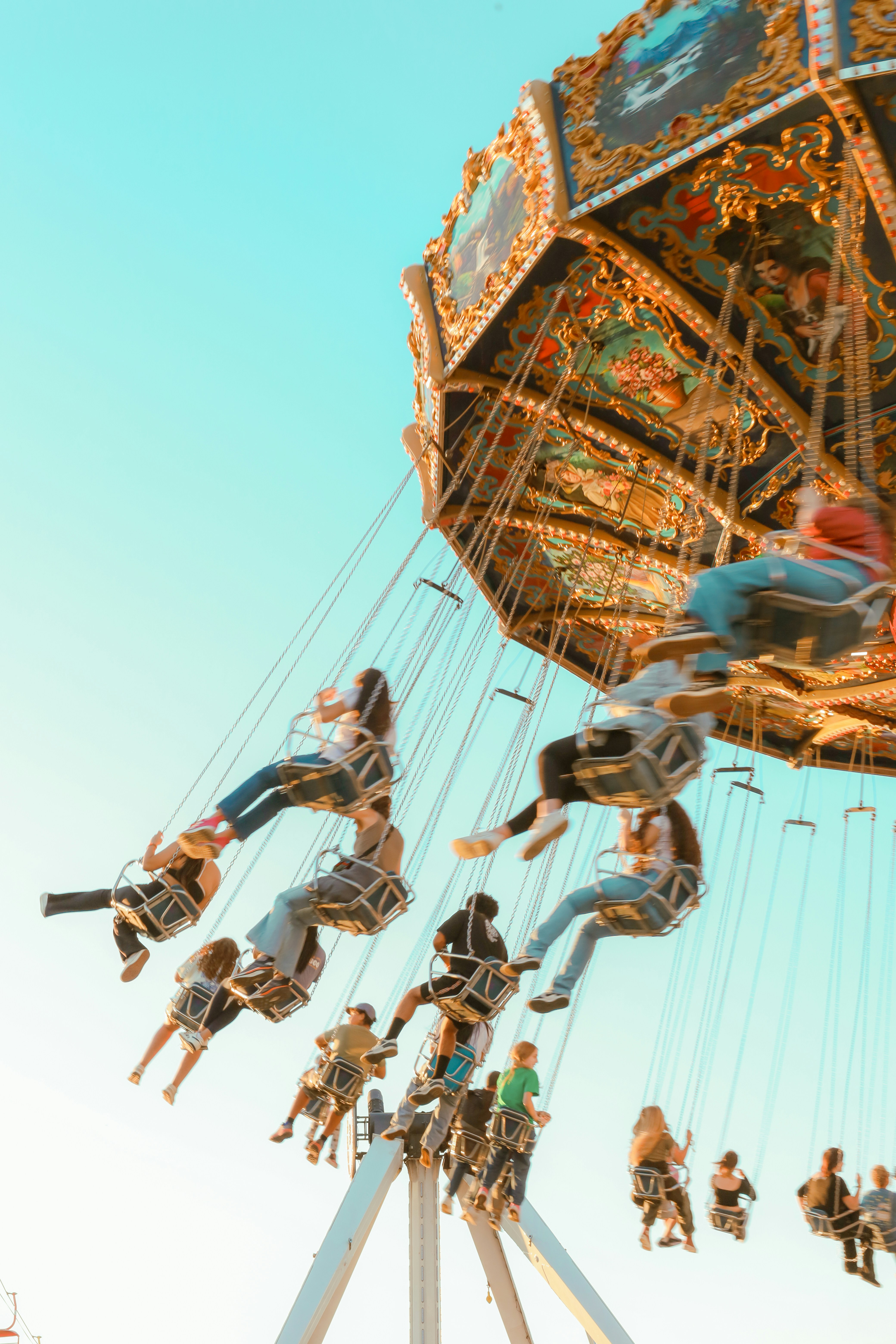 놀이공원에서 사람들이 하늘에서 즐기고 있는 재미있는 회전그네 놀이기구