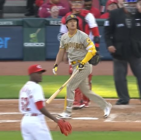 타구를 바라보며 1루를 향하는 김하성의 모습