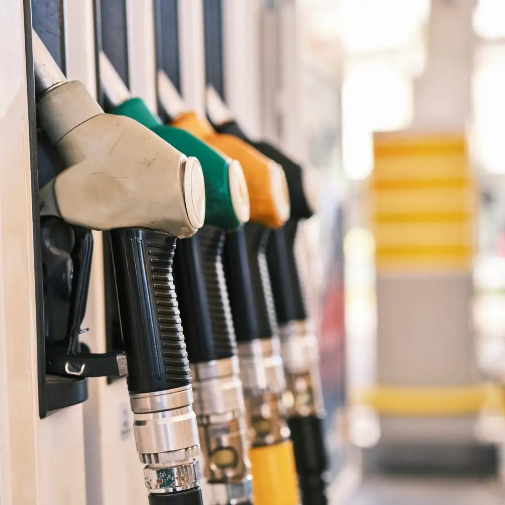 일렬로 꽂혀있는 주유기들