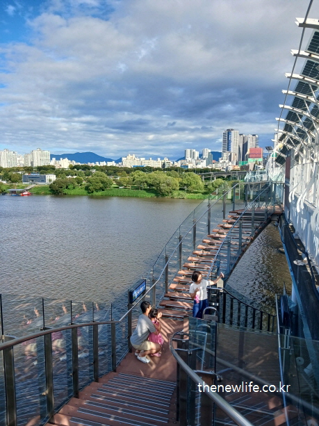 광진교 8번가 카페 입구 계단 – 한강 위로 이어지는 투명 유리 계단에서 바라본 풍경